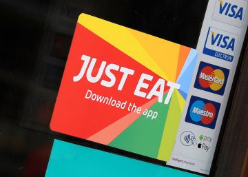 Logo de Just Eat en la ventana de un restaurante en Londres.