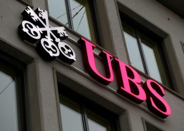Logotipo del banco UBS en Zúrich (Suiza).