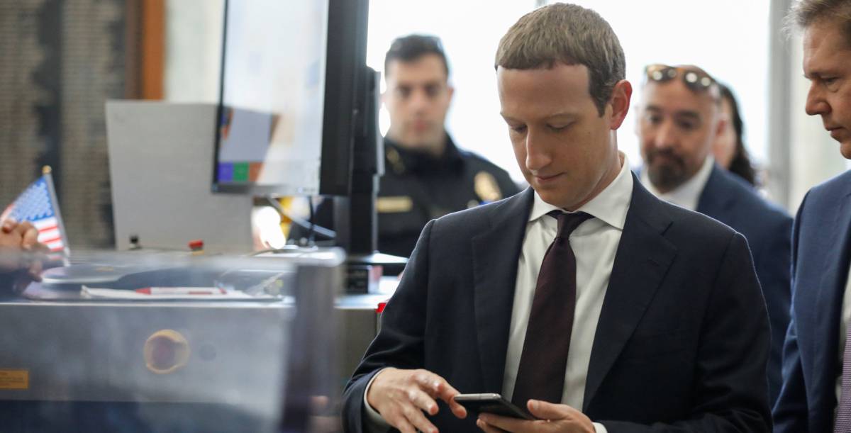 El presidente de Zuckerberg en su llegada al Congreso estadounidense para declarar ante el Comité de Servicios Financieros.