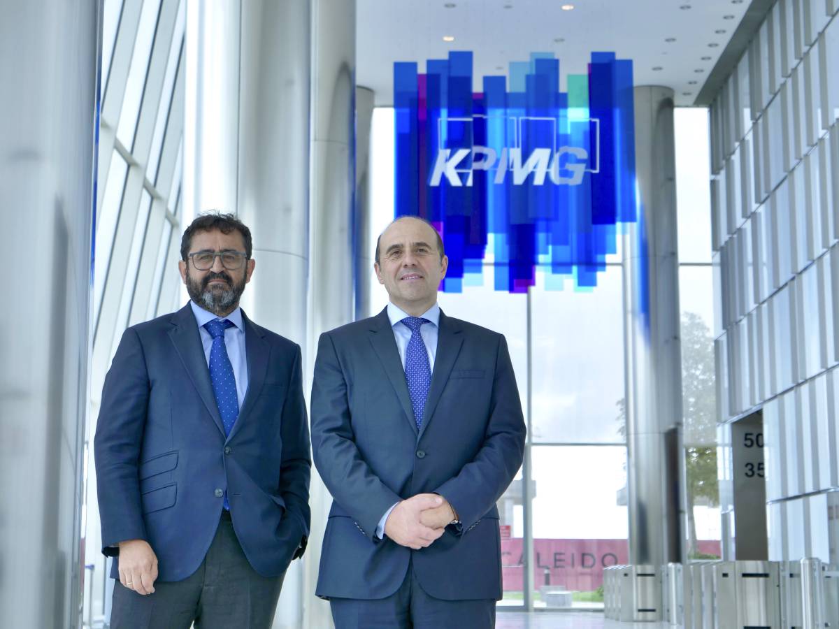 Jordi García Viña (derecha), nuevo director de laboral en KPMG Abogados y Javier Hervás (izquierda), socio responsable del área.