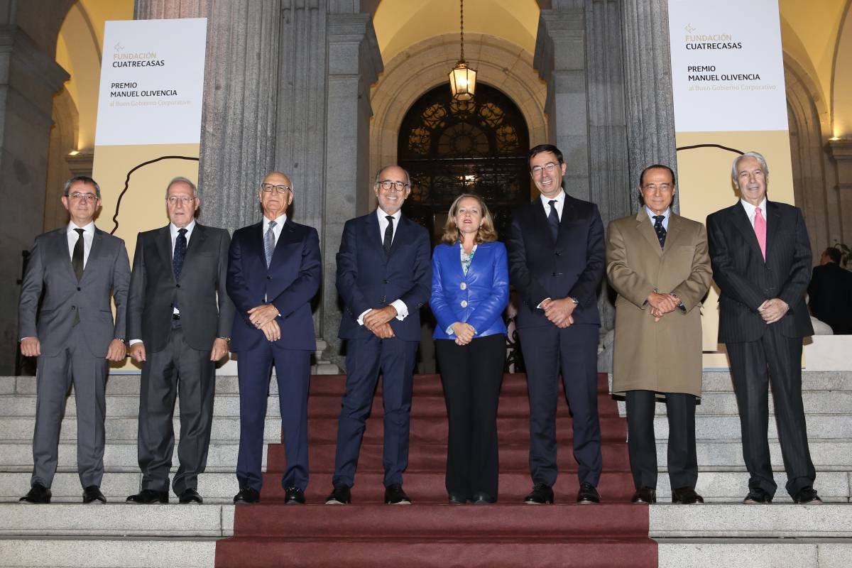De izquierda a derecha: Juan Aguayo (director del Premio Manuel Olivencia), Manuel Pizarro (presidente del jurado), José Antonio Tazón (presidente de Amadeus), Rafael Fontana (presidente de Cuatrecasas), Nadia Calviño (ministra de Economía y Empresa), Jorge Badía (consejero delegado de Cuatrecasas), Antonio Vázquez (presidente IAG) y Antonio Zoido (presidente BME).rn