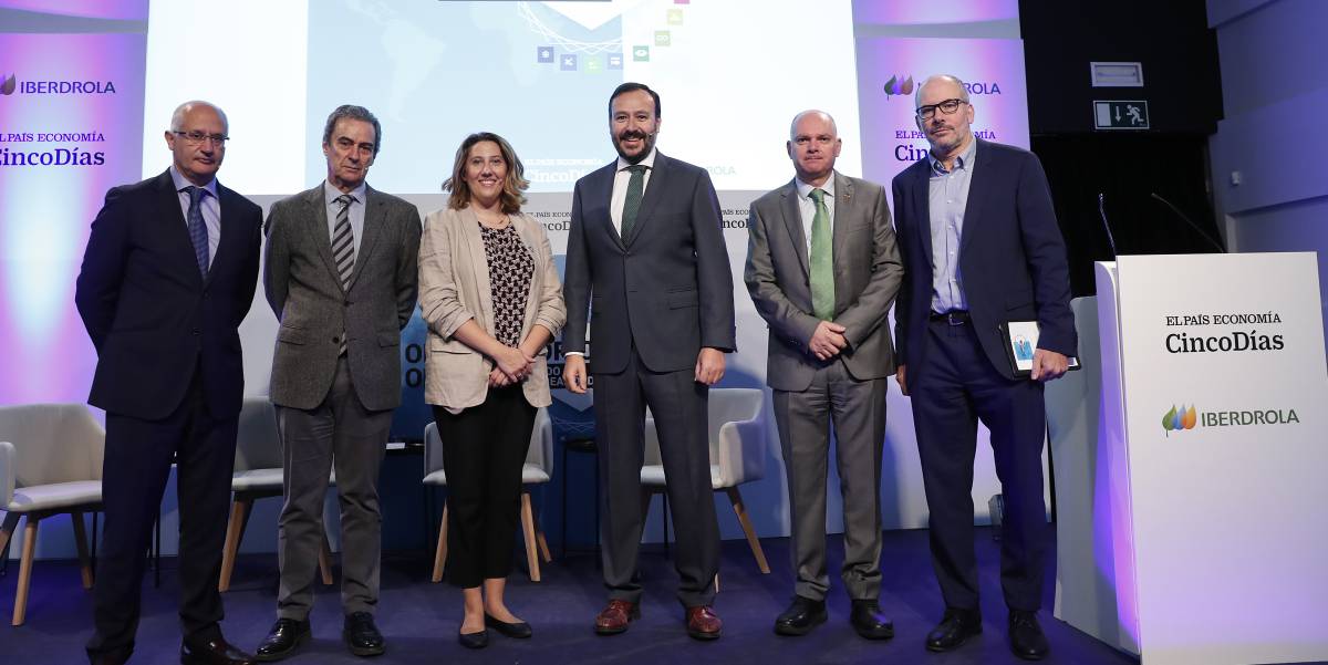 José Antonio Vega (director adjunto de CincoDías), José Antonio Alonso (catedrático de Economía aplicada de la UCM), Cristina Iglesias (directora ejecutiva de la Red Española del Pacto Mundial), Agustín Delgado (director de innovación y sostenibilidad de Iberdrola), Juan Llobell (director de comunicación de Iberdrola) y Miguel Jiménez (director de CincoDías)