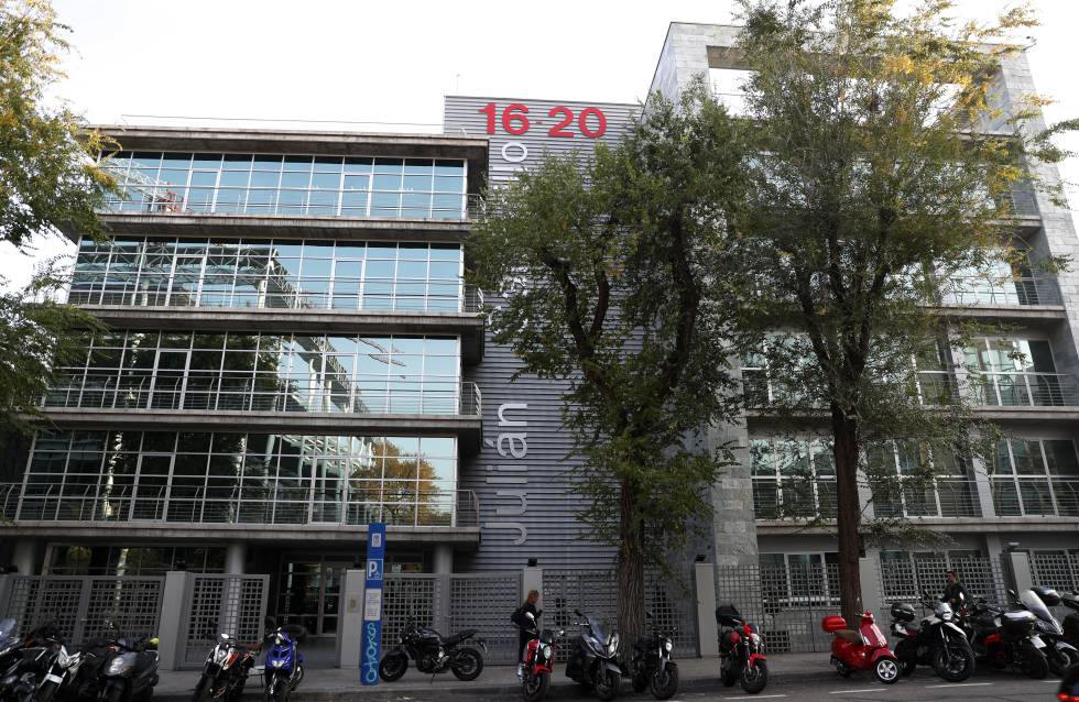 Edificio de oficinas en la calle Julián Camarillo de Madrid, inmueble que la socimi Meridia III saca a la venta.