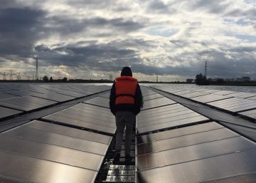 Un técnico camina por la planta Sekdoorn, en Zwolle, Países Bajos.