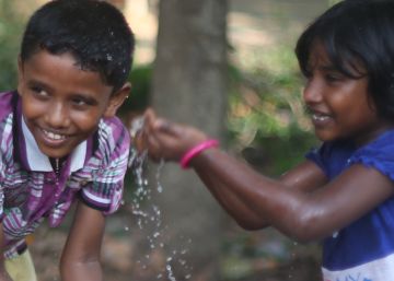 Unos niños juegan con el agua cerca de Kanchipuram (India), donde Inditex colabora con la ONG Water.org.