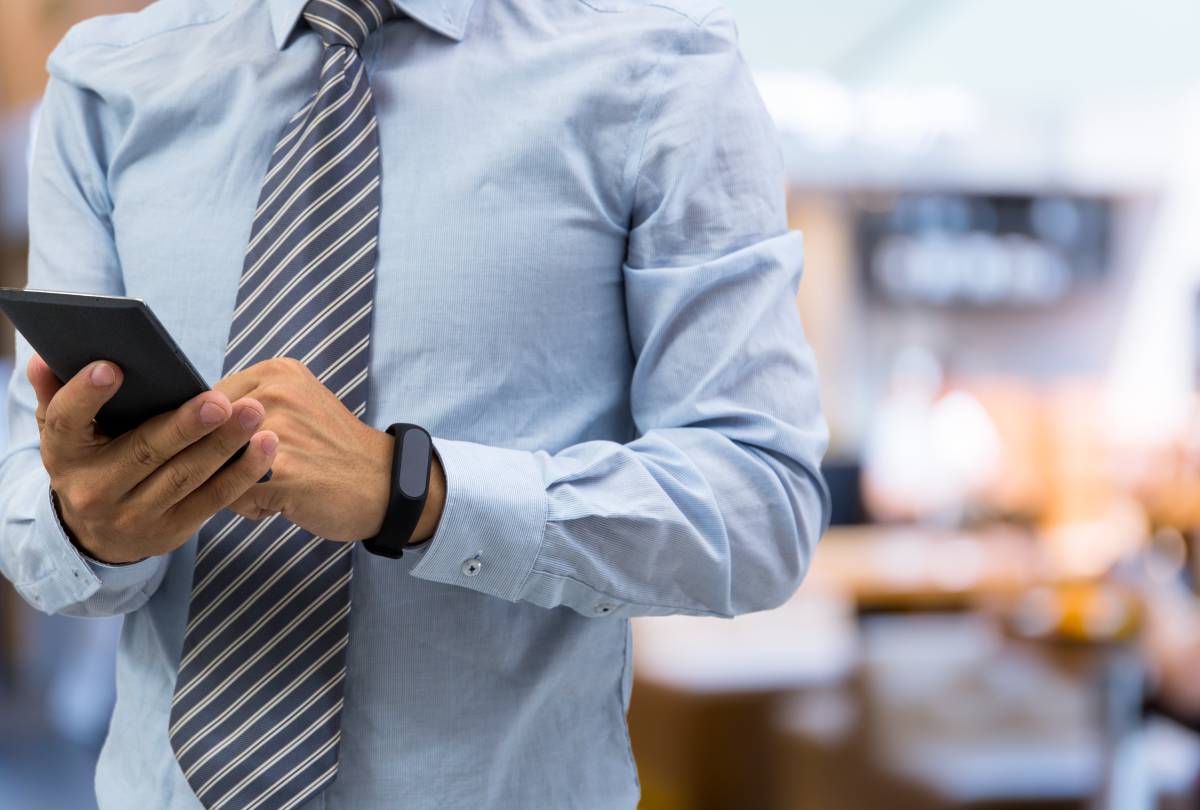 Las pulseras inteligentes, un nuevo medio de control laboral en la frontera de la legalidad
