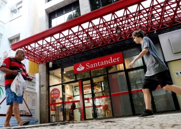 FILE PHOTO: People walk past a Banco Santander branch in Rio de Janeiro, Brazil April 29, 2019. REUTERSSergio MoraesFile Photo