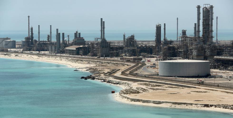 Vista general de una refinería de Aramco.