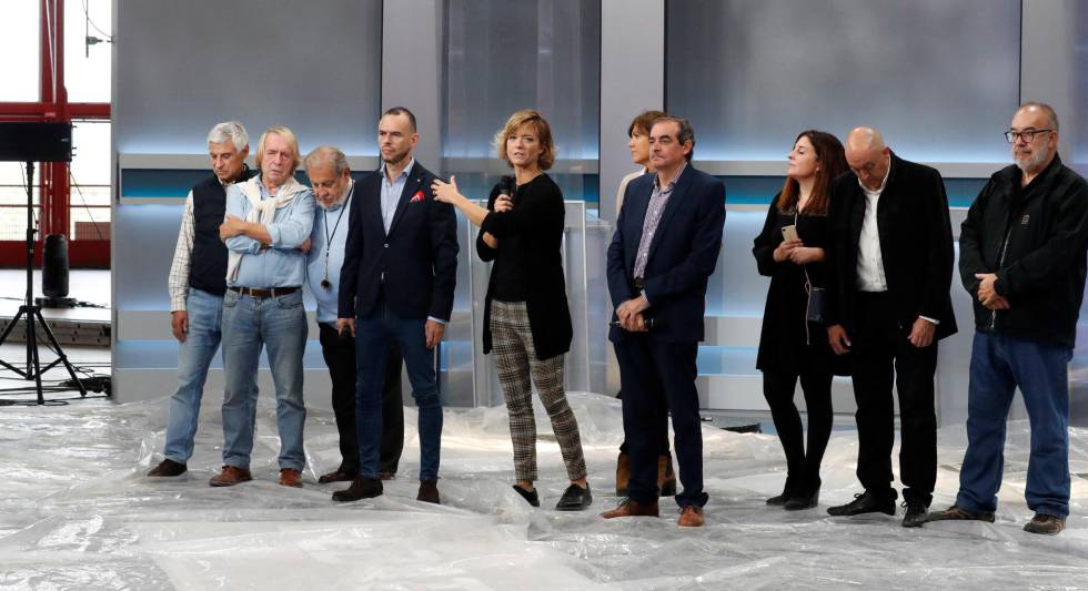 La periodista María Casado Paredes junto con el equipo de realización del debate electoral para el próximo lunes en el Pabellón de Cristal de la Casa de Campo de Madrid este sábado.