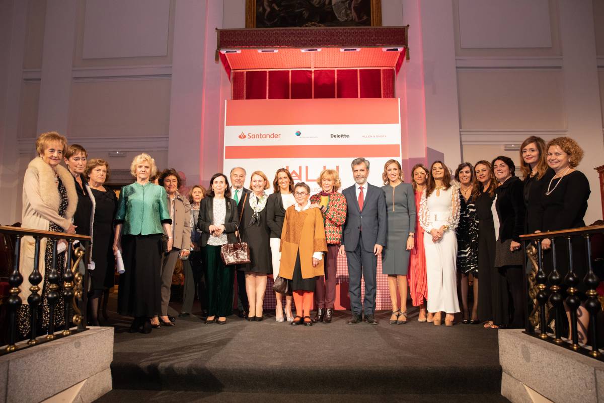 Foto de los galardonados en los Premios Women in a Legal World con los miembros del jurado.