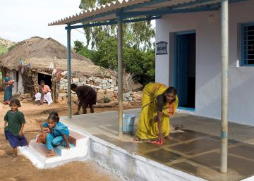 El grupo Vapf colabora con la Fundación Vicente Ferrer con viviendas construidas a nombre de las mujeres en India.