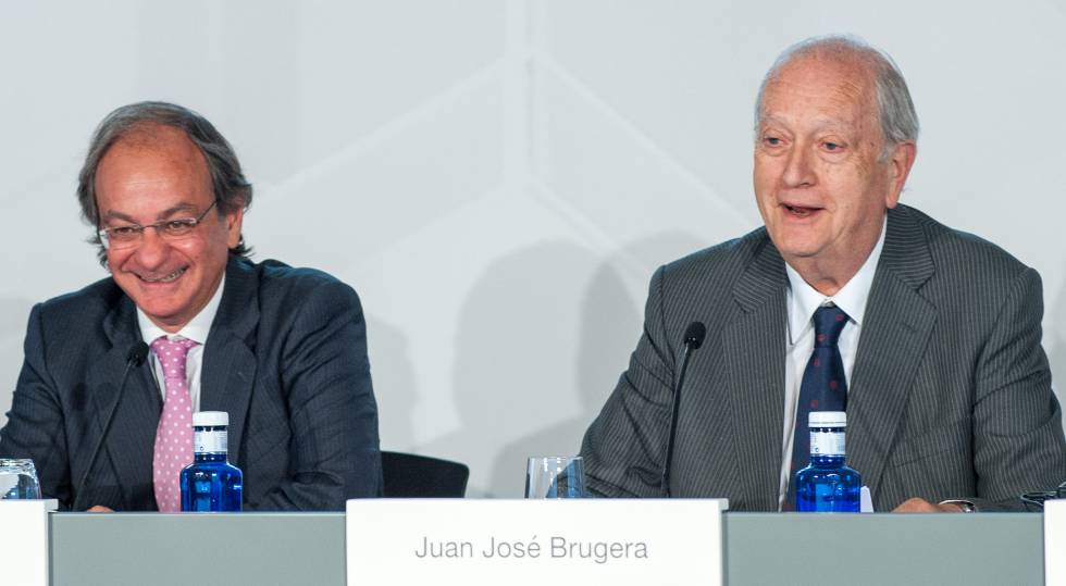 Pere Viñolas (izquierda), consejero delegado de Colonial, y Juan José Brugera, presidente, en la junta de accionistas de 2019 de la inmobiliaria.