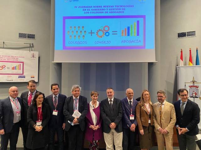 Foto de familia en la inauguración en Gijón de las Jornadas sobre Nuevas Tecnologías en la Gestión de los Colegios de Abogados.