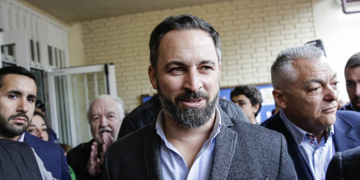 Santiago Abascal a su llegada al colegio electoral donde ha votado el día de las elecciones generales.