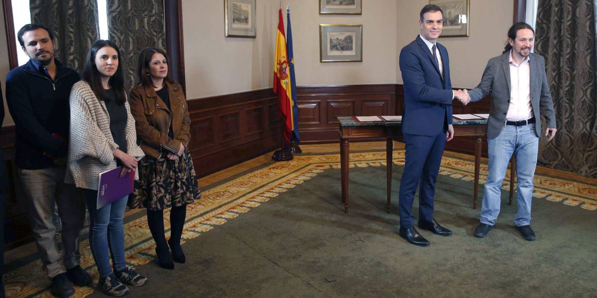 El presidente del Gobierno en funciones,y líder del PSOE, Pedro Sánchez (centro), y el líder de Unidas Podemos, Pablo Iglesias, acompañados de Alberto Garzón, líder de Izquierda Unida; Irene Montero, dirigente de Unidas Podemos; y Adriana Lastra, vicesecretaria general del PSOE.