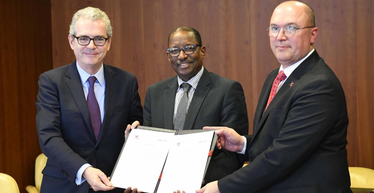 Pablo Isla, presidente de Inditex; Valter Sanches, secretario general de la federación internacional de sindicatos IndustriALL Global Union, y Moussa Oumarou, director general aAdjunto de Programas Exteriores y Alianzas de la OIT