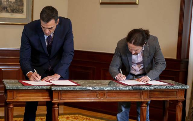 El líder socialista, Pedro Sánchez, y el de Unidas Podemos, Pablo Iglesias, firman un preacuerdo para formar un Gobierno de coalición.