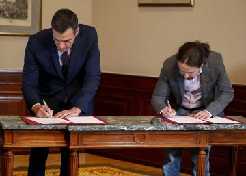El líder socialista, Pedro Sánchez, y el de Unidas Podemos, Pablo Iglesias, firman un preacuerdo para formar un Gobierno de coalición.