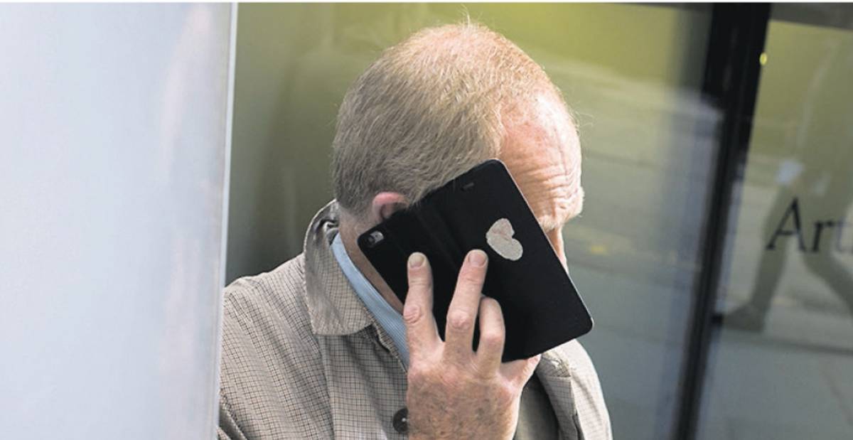 Un hombre habla por teléfono.
