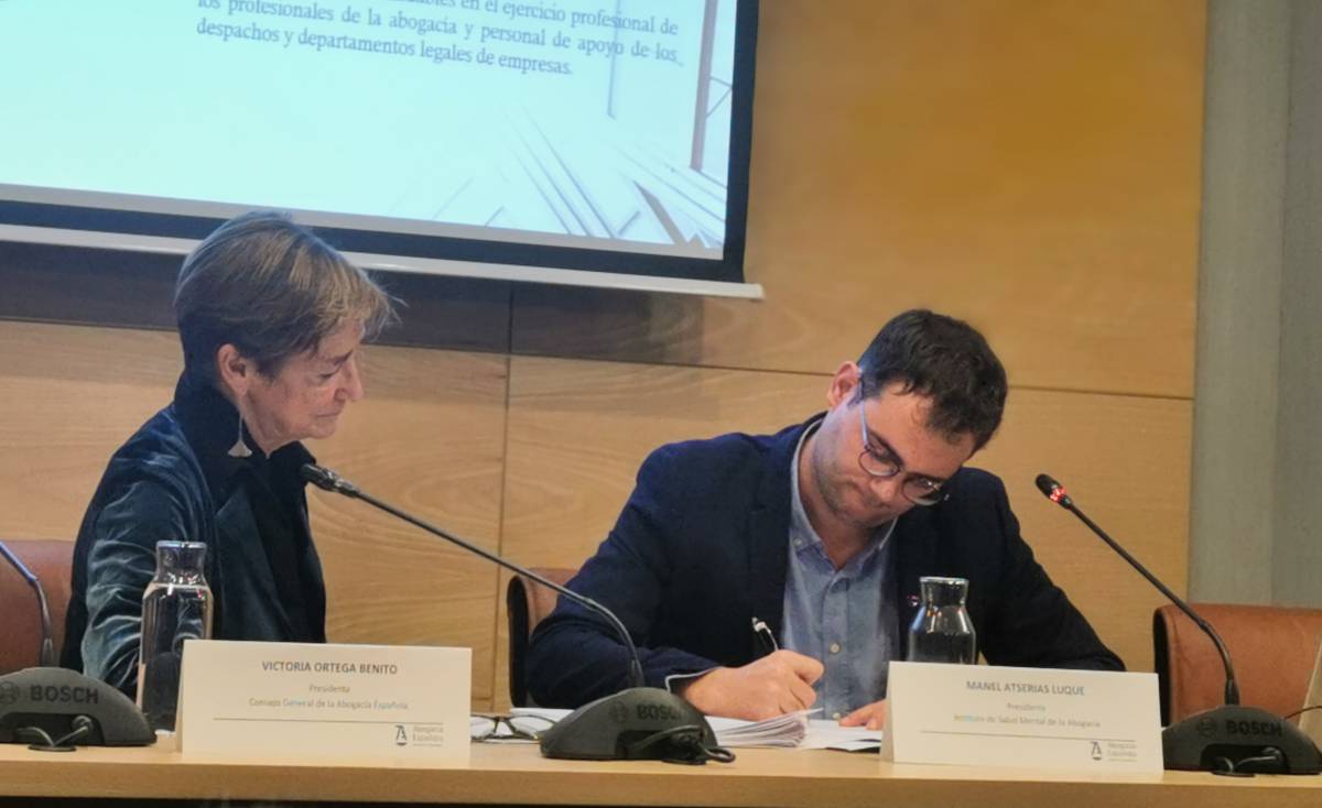 Victoria Ortega, presidenta del CGAE, y Manel Atserias, presidente del ISMA, firmando la Carta de Negocios Saludables