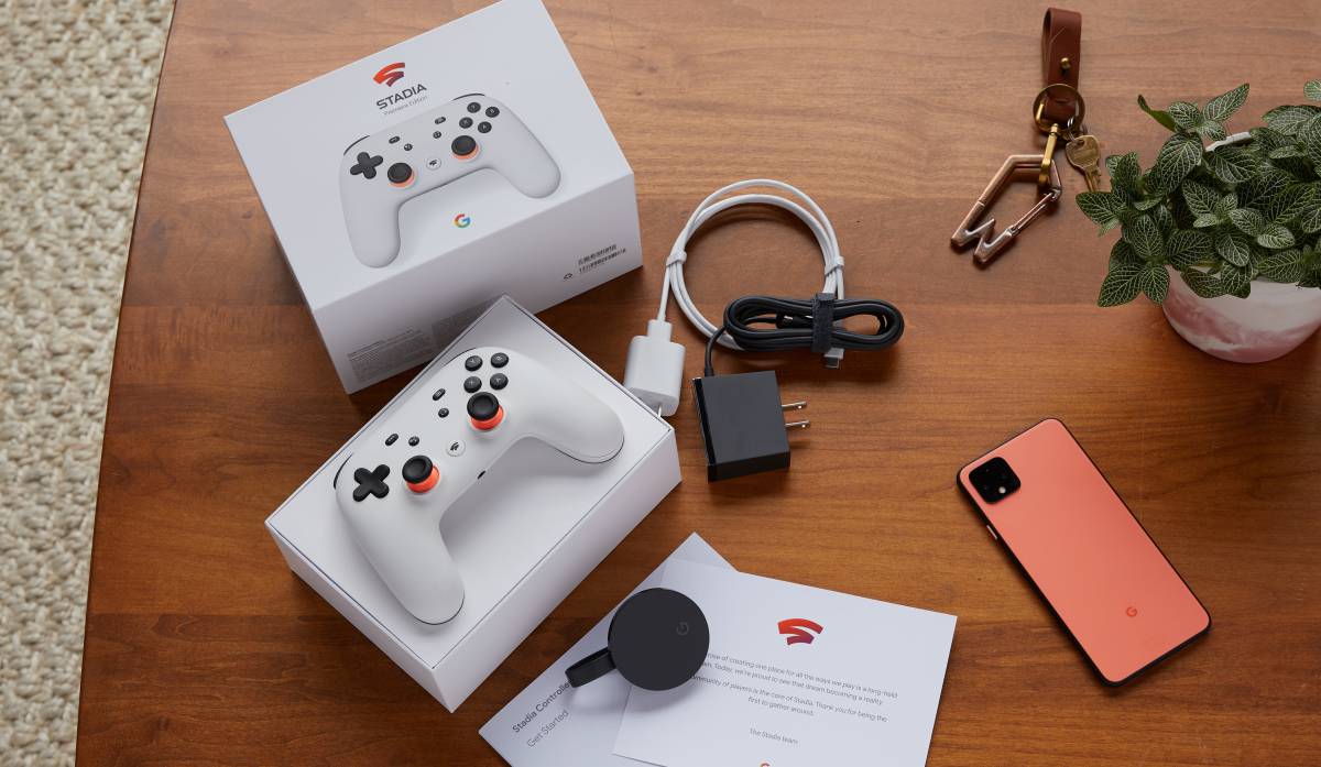Mando y chromecast de Stadia, la plataforma de videojuego online de Google.