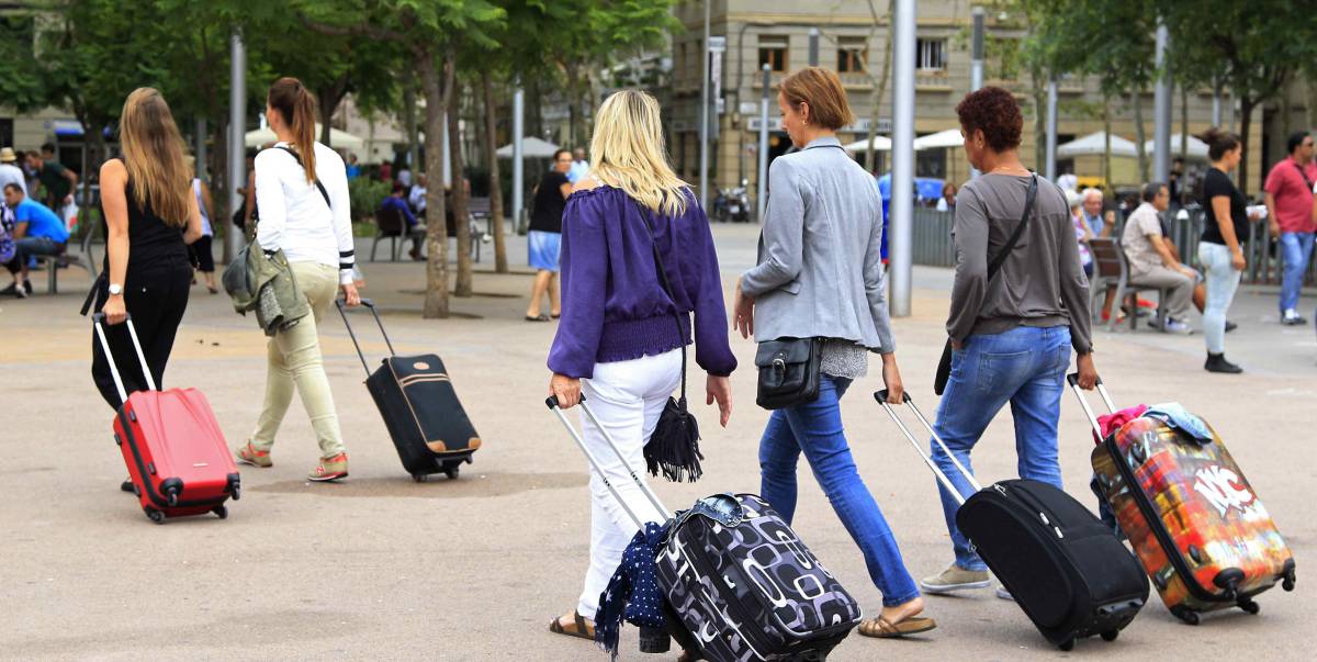 Turistas caminan por la Barceloneta, en Barcelona.