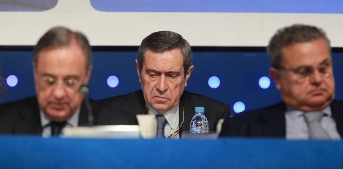 El consejero dimitido, Manuel Delgado, flanqueado por el presidente de ACS, Florentino Pérez, y el secretario del consejo, José Luis del Valle, en la junta de 2015.