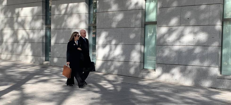 Reyes Calderón entrando en la Audiencia Nacional junto a su abogado