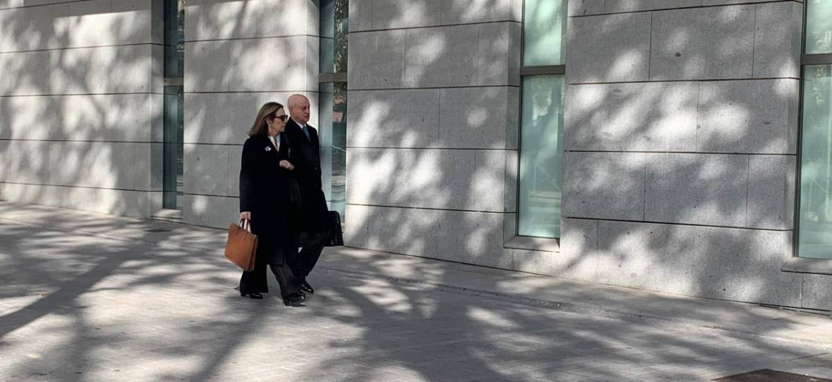 Reyes Calderón entrando en la Audiencia Nacional junto a su abogado