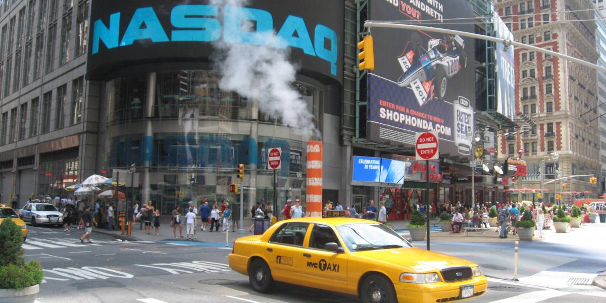 Cartel del Nasdaq en Times Square, Nueva York.
