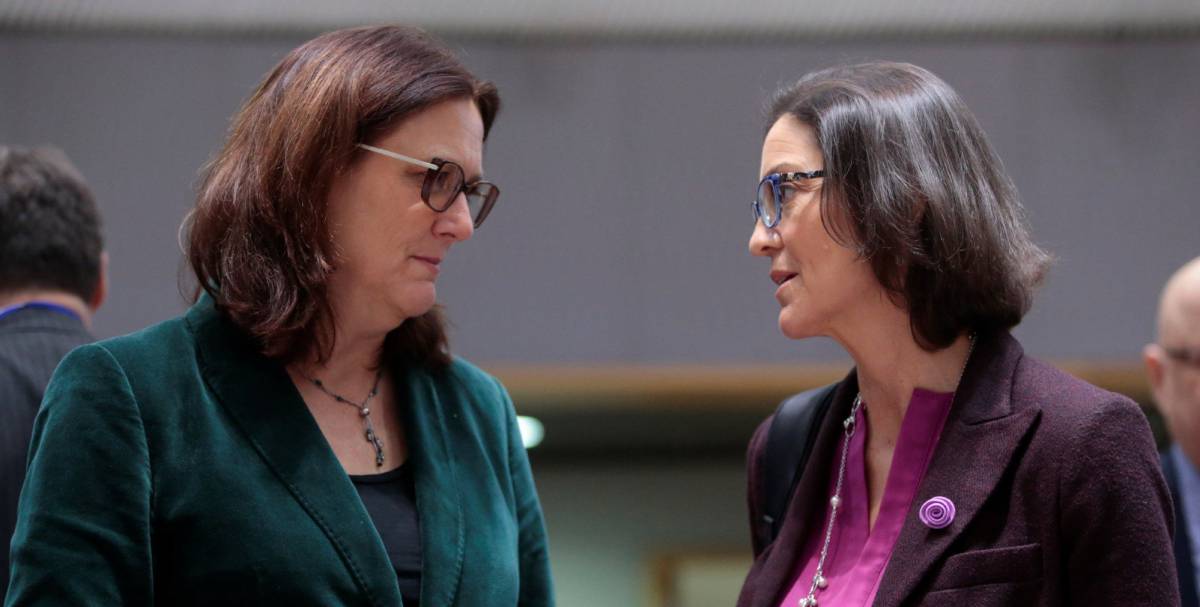 La ministra de Industria, Comercio y Turismo en funciones, Reyes Maroto, (d), conversa con la comisaria europea de Comercio, Cecilia Malmstrom, (i).