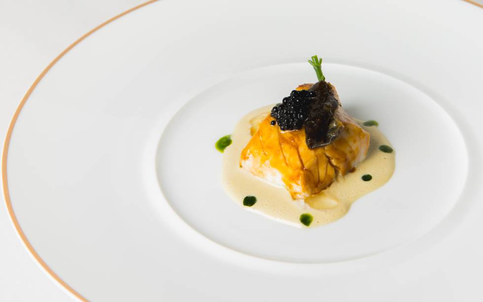 Lubina con mantequilla de algas y caviar.