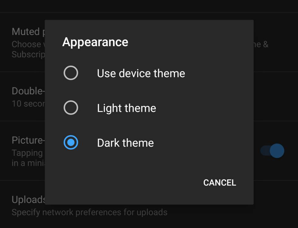 YouTube: modo oscuro automático.