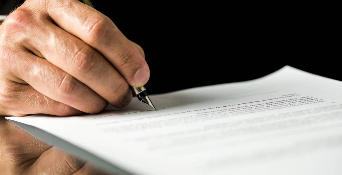 Los notarios no pueden constituir una empresa para ejercer su labor