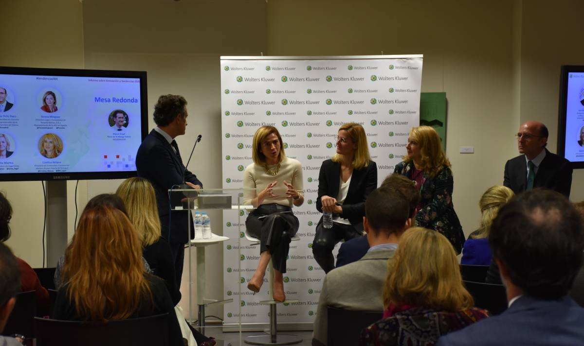 De izquierda a derecha: Teresa Mínguez (ACC), Natalia Martos (Legal Army), Cristina Retana (Wolters Kluwer) y José María Ortiz (Universidad Francisco de Vitoria); durante la presentación del informe.