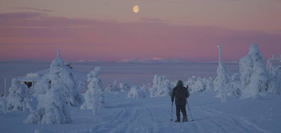 Ruta en raquetas de nieve al atardecer en el complejo de Levi.