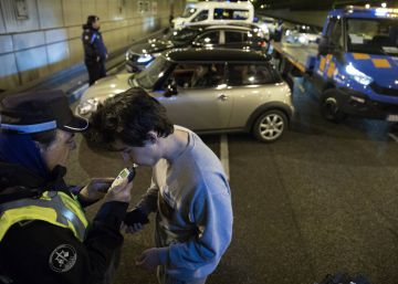Un conductor realiza la prueba de alcoholemia en el túnel del paseo de la Castellana.