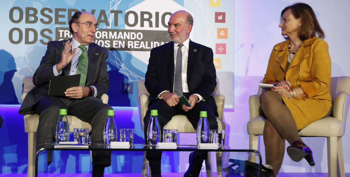 Desde la derecha, Cristina Gallach, alta comisionada del Gobierno español para la Agenda 2030; Luis Alfonso de Alba, enviado especial del secretario general de Naciones Unidas para la Cumbre sobre Acción Climática 2019; Ignacio S. Galán, presidente de Iberdrola, en la mesa de debate sobre Acción por el clima: clave para la Agenda 2030, durante la jornada de clausura del Observatorio ODS Transformando Objetivos en Realidad.