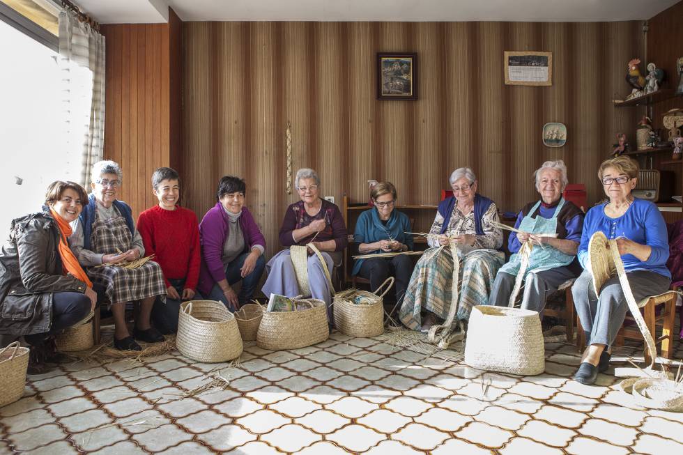 l grupo de Ses Madones de sa Llata en la escuela de artesanía