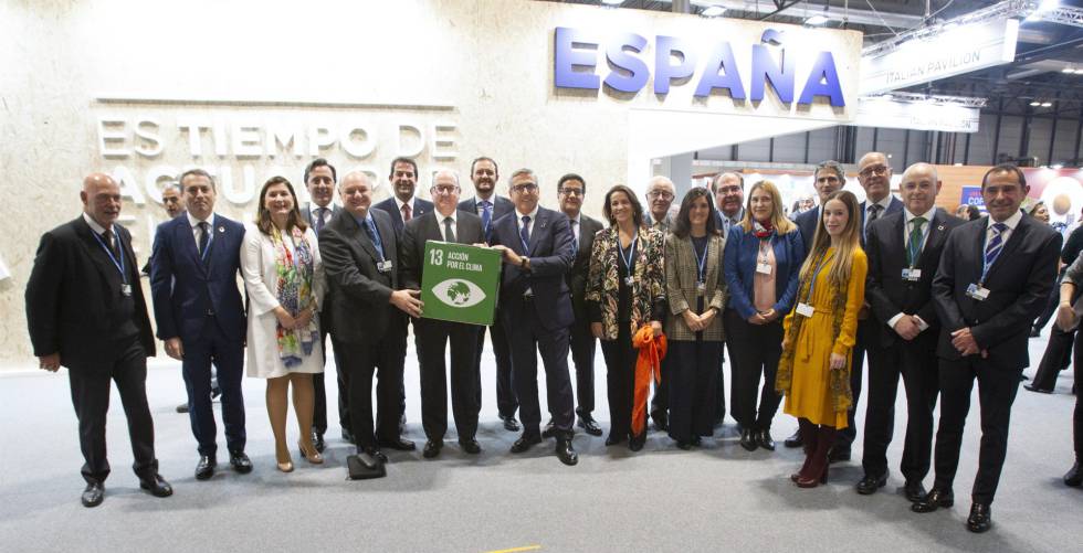 Firma del compromiso de la banca para cumplir los Acuerdos de París. En la foto, representantes de los bancos firmantes, la AEB, la CECA y el ICO.rn