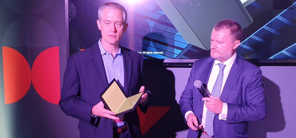 Directivos de Lenovo enseñan el portátil plegable de la compañía.