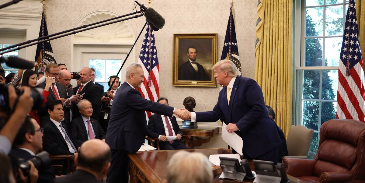 Donald Trump posa con el viceprimer ministro chino Liu He el 11 de octubre, al anunciar la primera fase del acuerdo comercial con China.