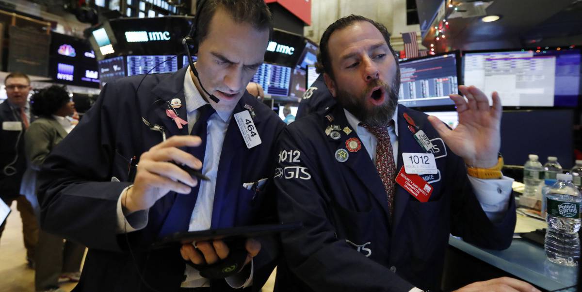 Operadores en el parqués de Wall Street