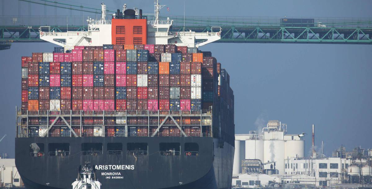 Un barco portacontenedores procedente de China entra en el puerto de Los Ángeles, Estados Unidos.