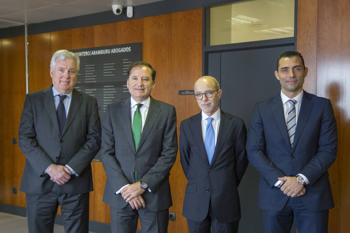 De izquierda a derecha: Armando Fernández-Aramburu (socio director de Montero Aramburu), Ignacio Albendea (socio de Derecho Público), Enrique Montero (socio director de Montero Aramburu) y Marcos Peña.rn rn
