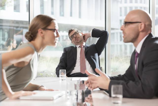 ¿Cómo debe gestionar la empresa un conflicto entre dos trabajadores?