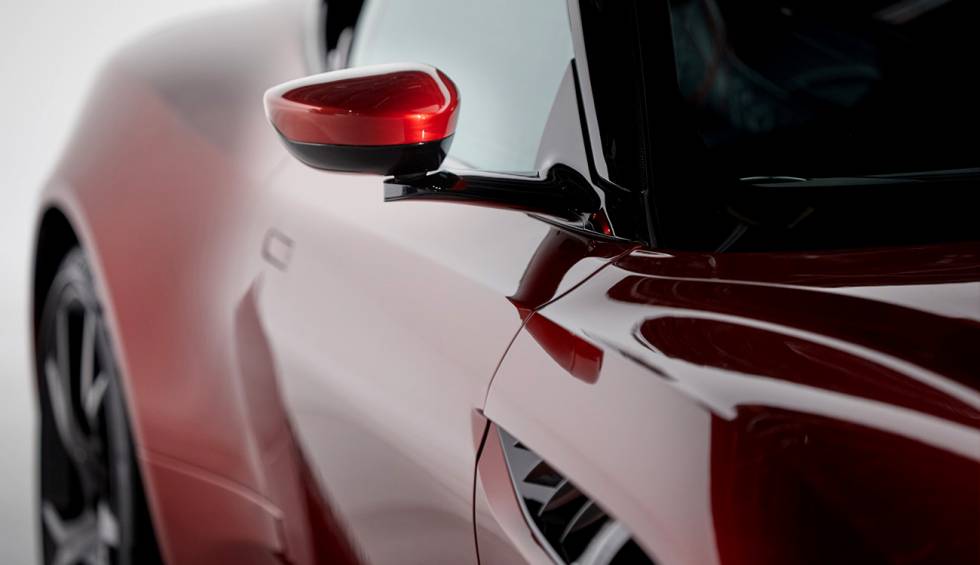 Se acabaron los ángulos muertos, el nuevo retrovisor de Aston Martin tiene la solución