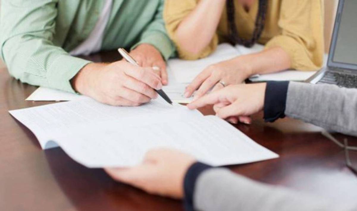 Los notarios en activo no pueden ejercer como abogados