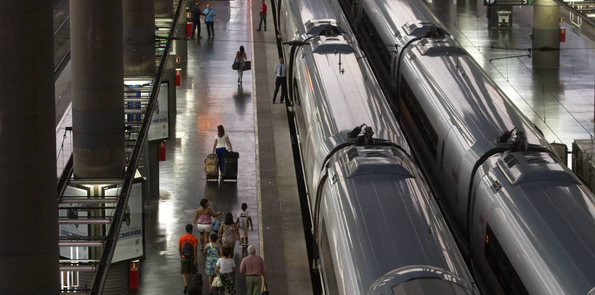Dos trenes de alta velocidad en los andenes de la estación madrileña de Atocha.