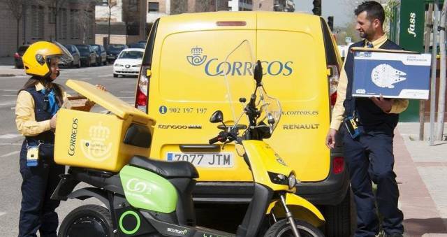 Imagen de archivo de dos empleados de reparto de Correos.